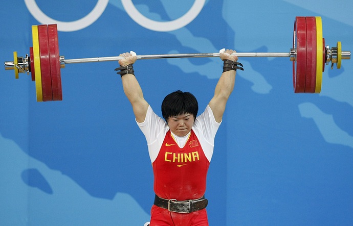 МОК лишил золотых медалей китайских штангисток